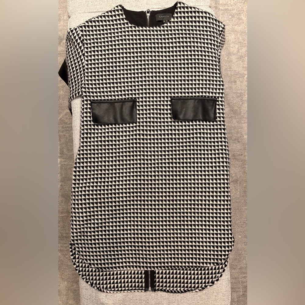 Black & White Geometric Sleeveless Shift Dress with pocket detail